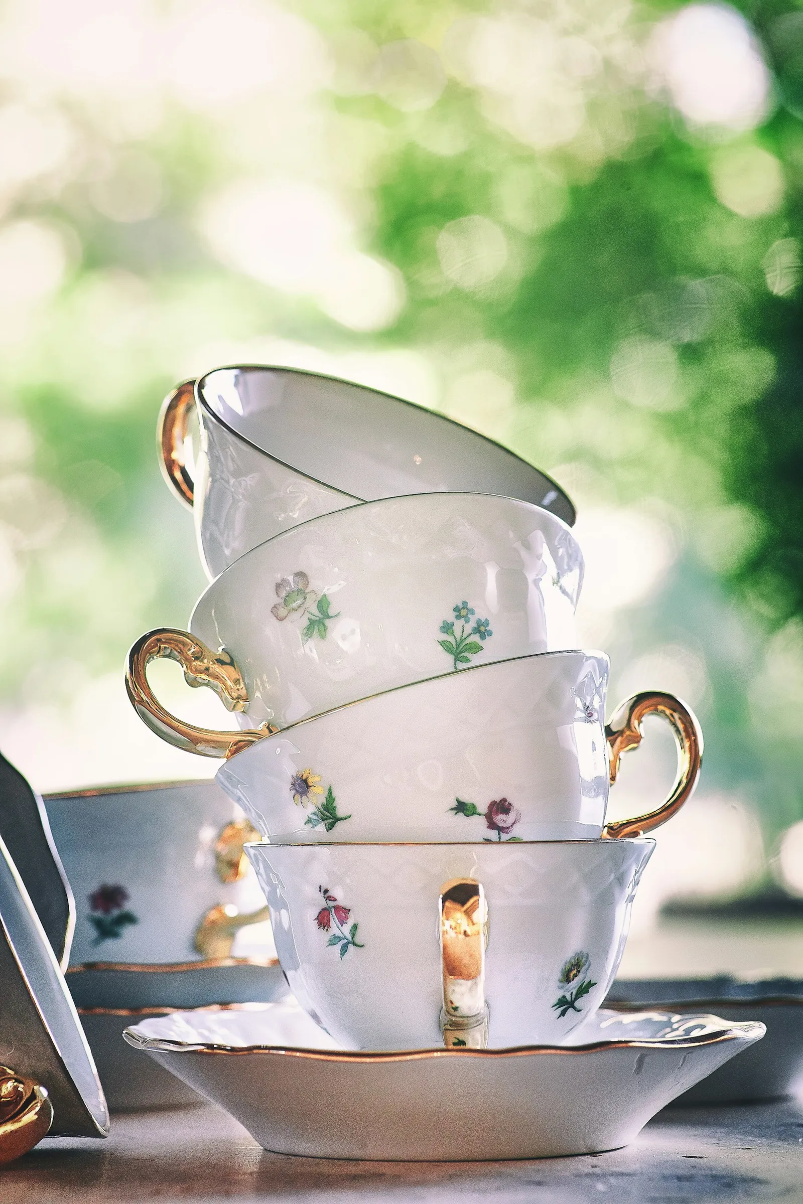Tazas de porcelana con filete dorado